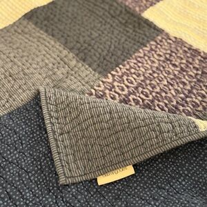 Patchwork Quilt in Blues.Bloomingdale’s. Twin Size. Good condition. W/1 sham